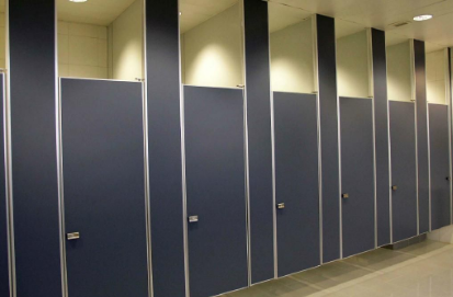 公共卫生间隔断板材料选择指南 从耐用性、美观到实用性的全面考量
